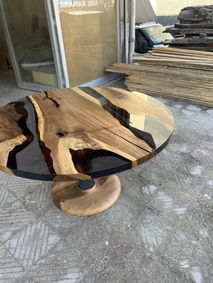 Round smoked Epoxy Resin Walnut Dining - Kitchen table detailed look from top