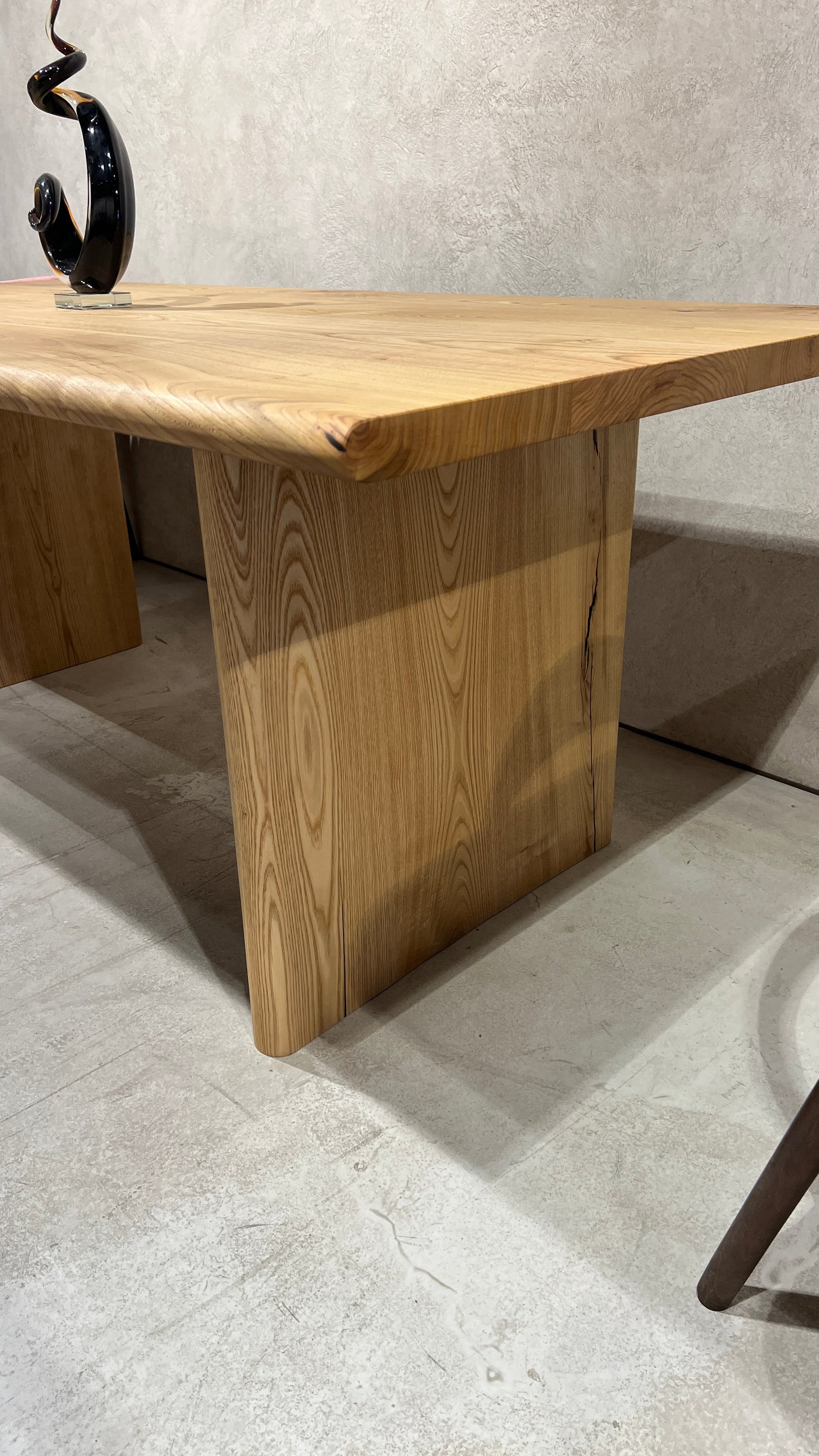 Minimal Solid Dining Table Gizz