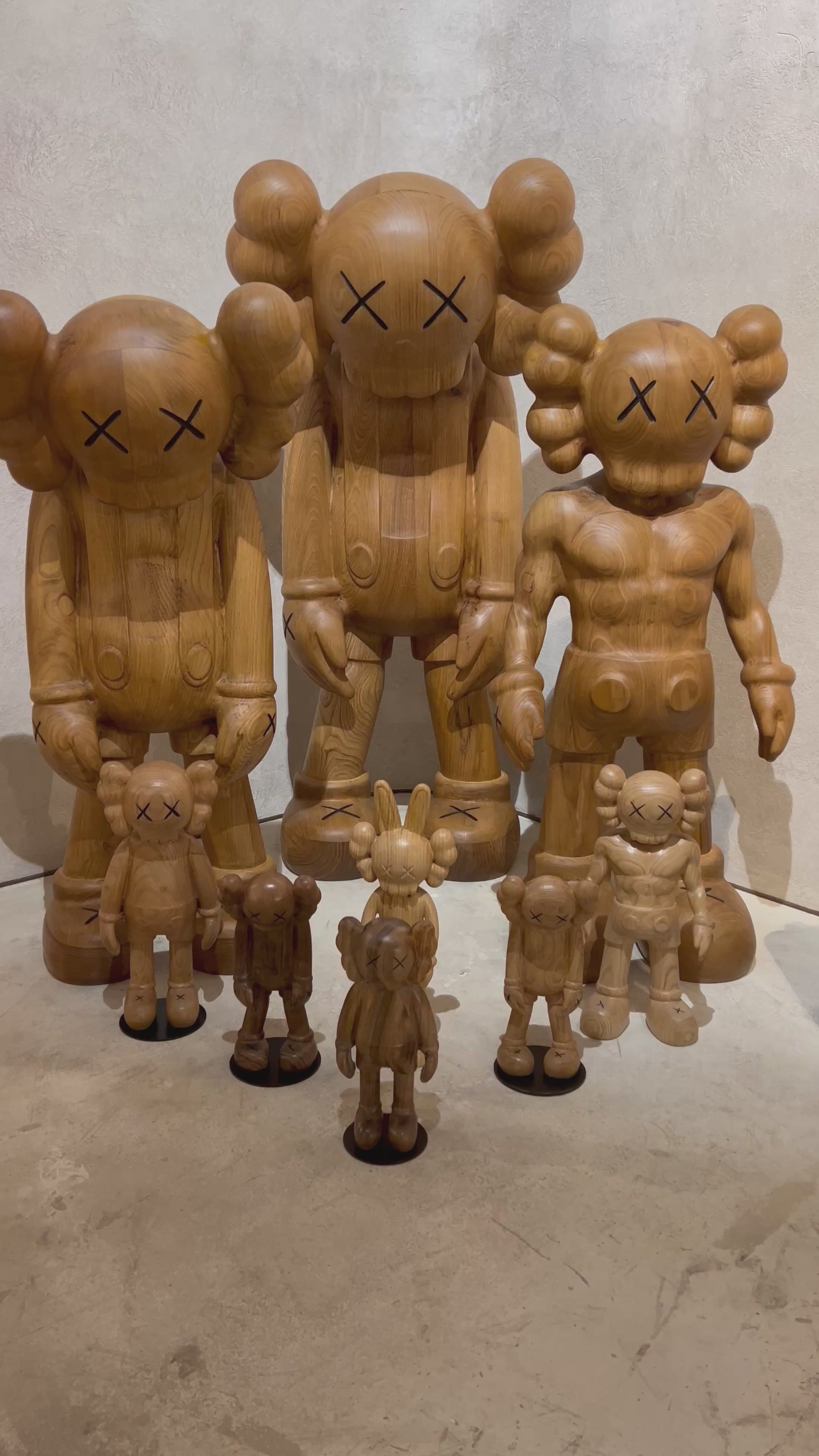 Shop Limited Edition Wooden Iconic Figures in Customized Sizes – Gizz
